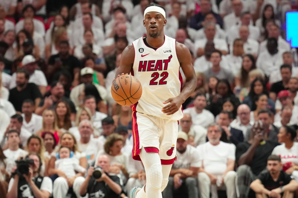 库里半场10中5轰16分4板，帮助勇士占据上风（库里半场10投5中砍16分4篮板，助勇士占先机）