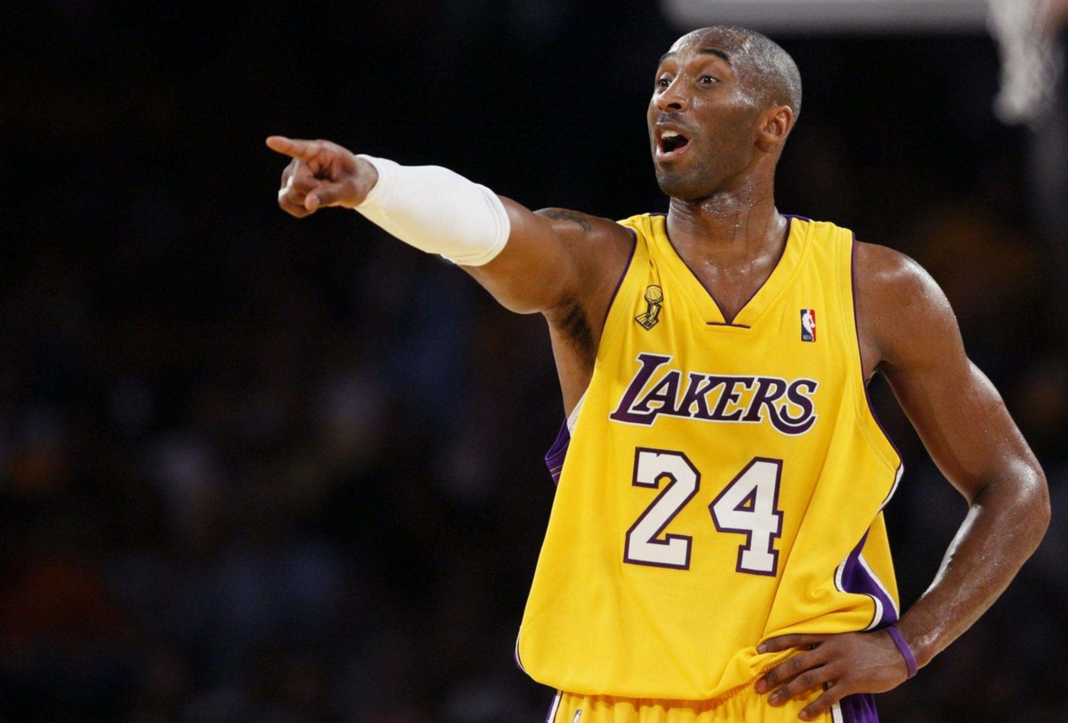 理性追星，新鹏城vs成都赛后有球迷跳下看台与韦世豪合影（理性追星：新鹏城对成都赛后球迷翻越看台与韦世豪合影）