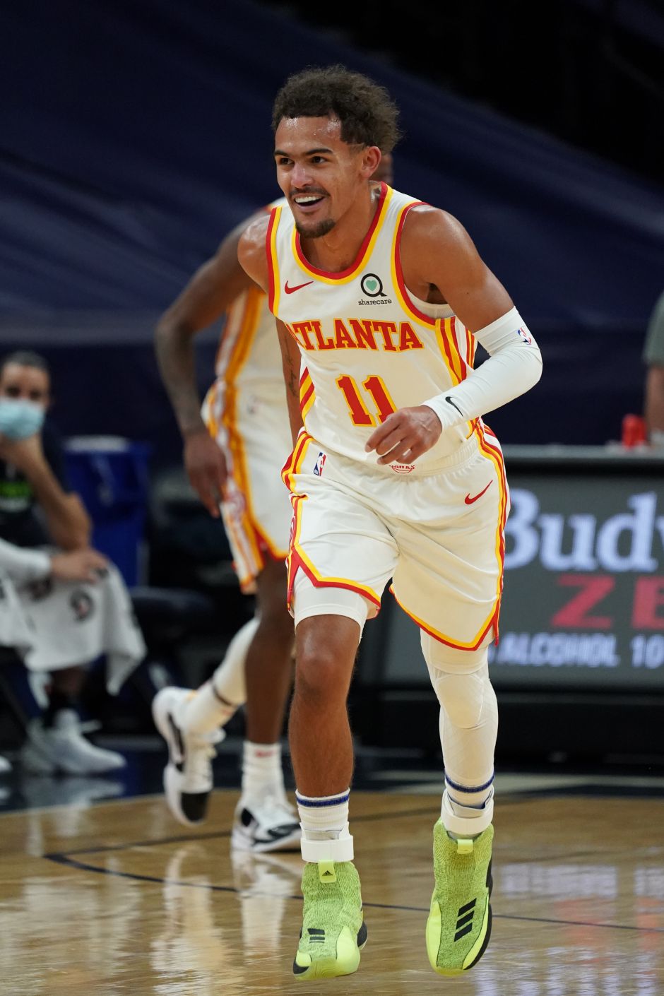 非洲杯再次爆发争议判罚，引球迷不满（非洲杯争议判罚再度上演，球迷不满升级）