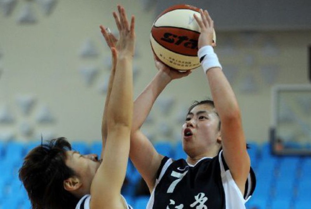 芬奇谈爱德华兹低迷：他一过半场就被包夹，必须研究如何应对（芬奇评爱德华兹状态不佳：过半场即遭夹击，需尽快拿出应对策略）