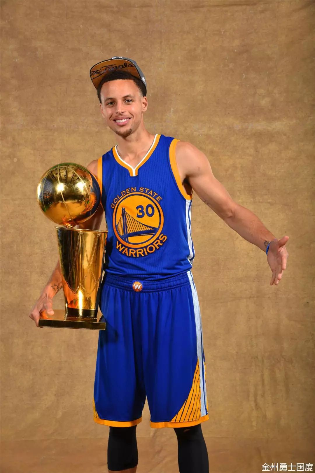 波兰媒体：莱万收到米兰、沙特和美职联报价，米兰愿签约两年（波媒：莱万获米兰、沙特球队和MLS报价，AC米兰愿提供两年合同）