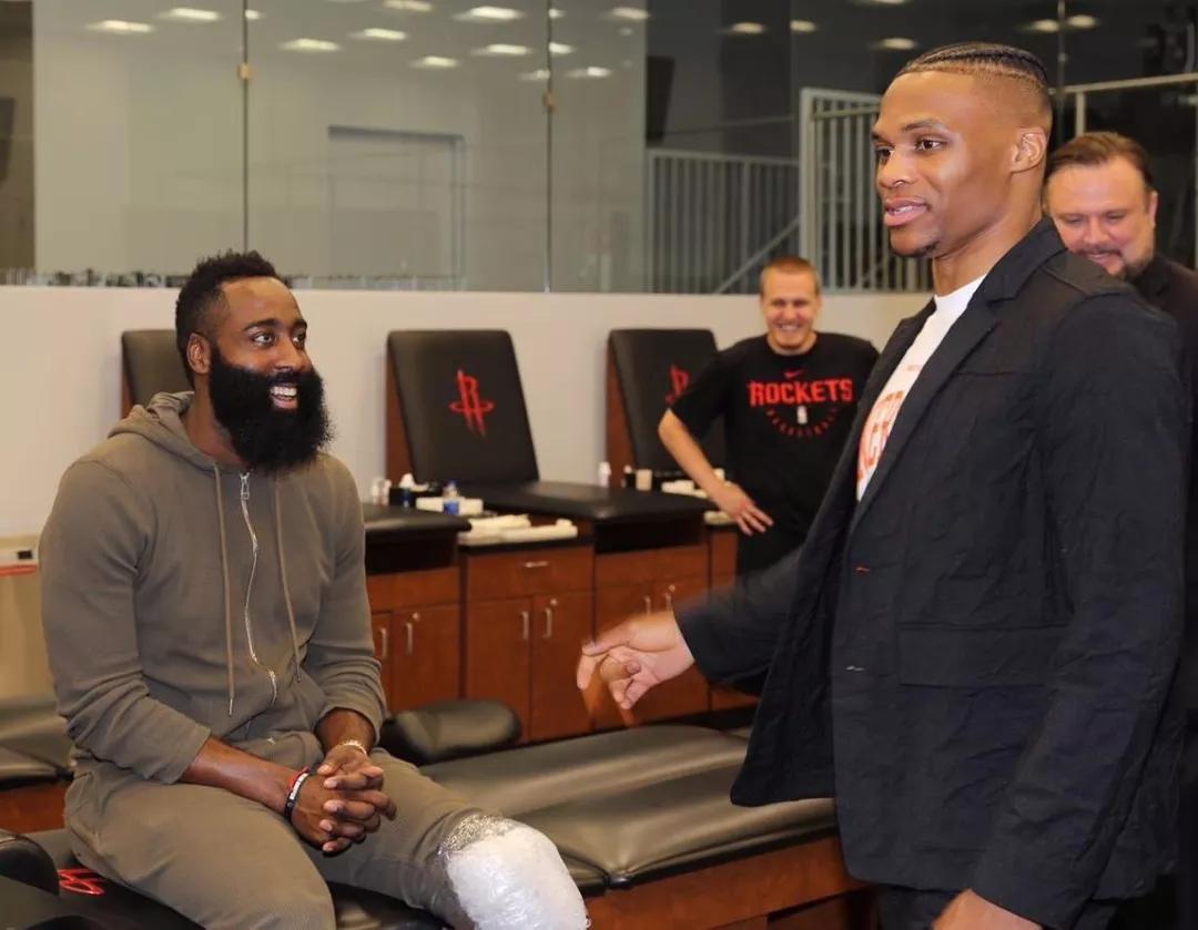 挑事？每日邮报称安东尼比赛中头槌犯规，逃过一张红牌（每日邮报：安东尼疑似头槌犯规，裁判未出红牌）