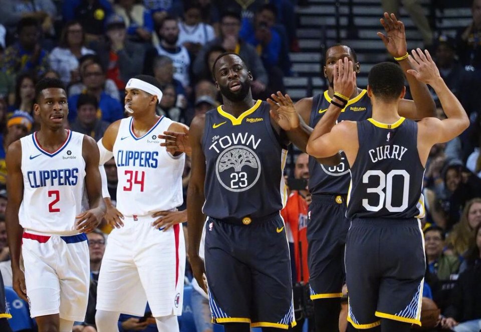 早报：皇马主场翻车，那不勒斯登意甲榜首（晨报：皇马主场失利，那不勒斯领跑意甲）